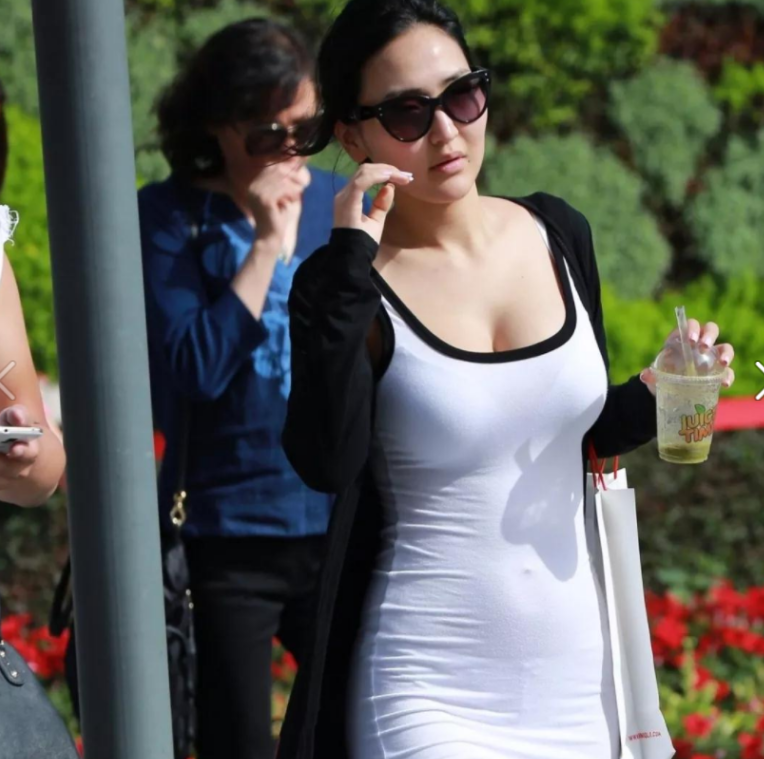 身材一级棒的紧身打底裤美女：大秀玲珑曲线，绽放性格成熟魅力！