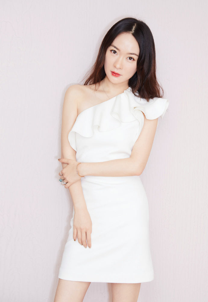 青春范十足!霍思燕亮相某活动 身穿斜肩白裙 气质清新优雅