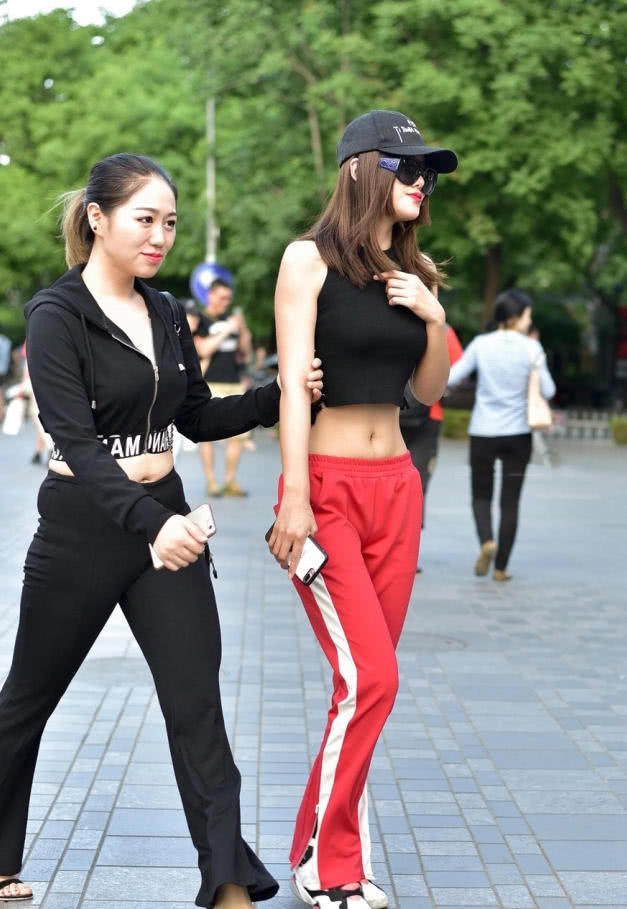 穿搭时尚的小姐妹一起逛街，闺蜜太让人尴尬了