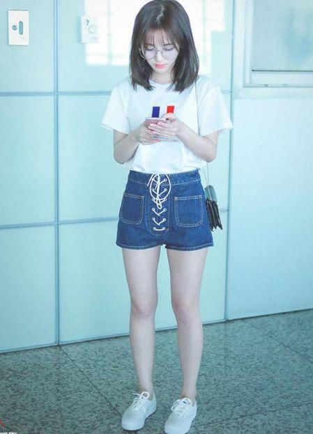 鞠婧祎穿超短裤显腿长，还把中间绑这么紧，真不相信没有160cm