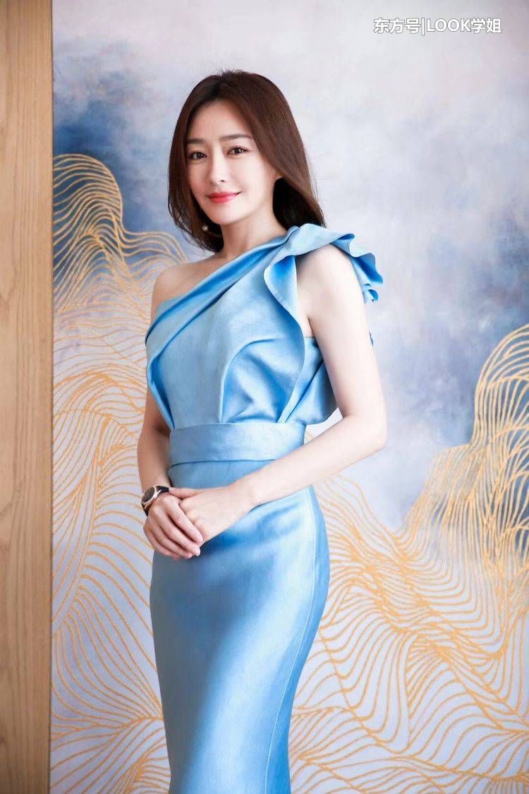 37岁秦岚娇嫩欲滴，露肩裙女人味爆棚，网友:黄晓明咋想的