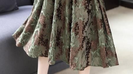 若你年逾50，打扮得年轻点，入秋这裙子不能少，上身美得不得了