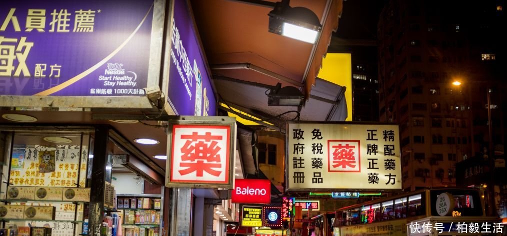 实拍香港的夜晚年轻人满脸麻木，七八十岁的老人还在为生活打拼