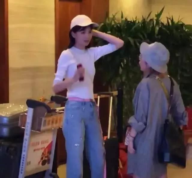 乔欣穿牛仔裤现身,胸以下全是腿,网友:真是没有对比就没有伤害