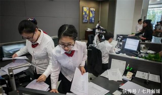 『打水漂』在银行存钱, 要注意这3个“套路”, 别傻傻让钱“打水漂”