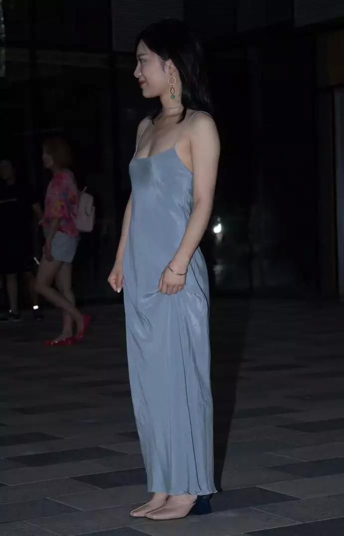 素人街拍吊带长裙个个很仙，谁是你的菜?