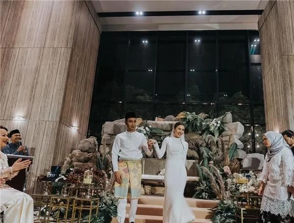 #蛋糕#明星就算不一样,举办超豪华婚礼,8层可移动蛋糕竟然倒挂天花板