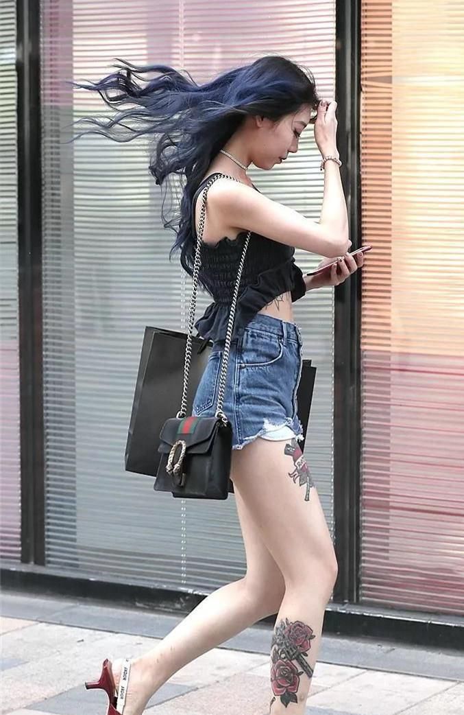 街拍:图1美女真胆大，发色酷纹身多!图2上衣省布料，穿紧身裤