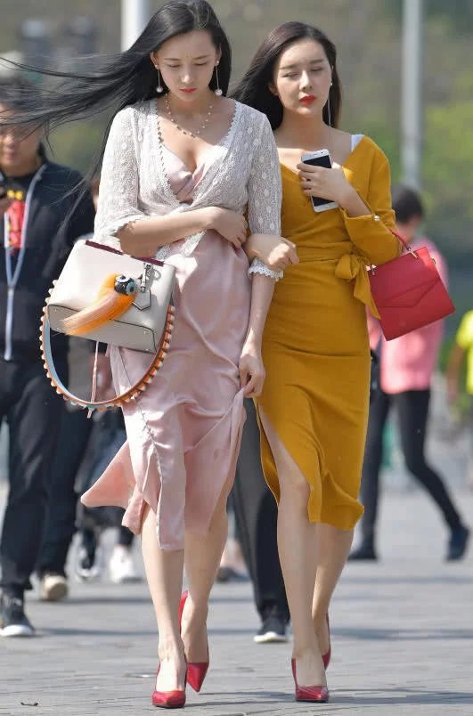 婴儿肥小姐姐运动紧身裤勾勒浑圆曲线，紧绷的恰到好处