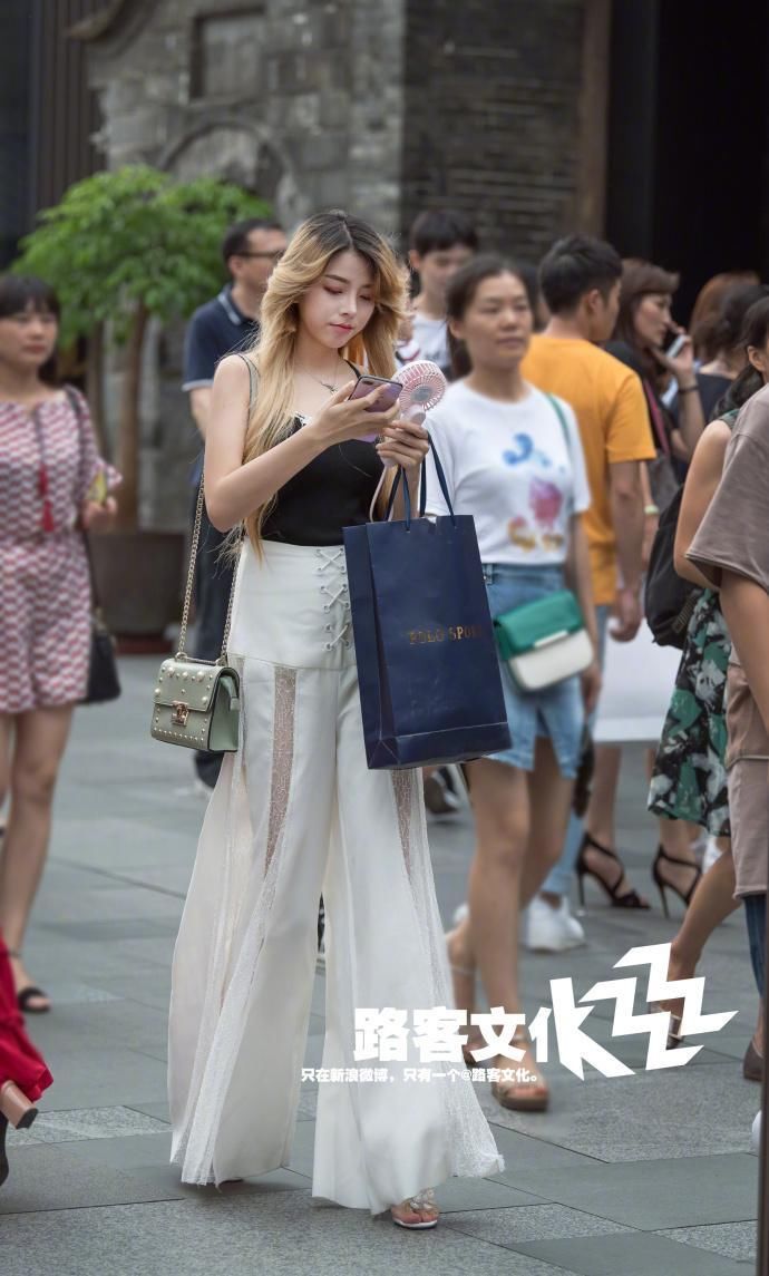 街拍:美女们都爱穿超短裤，长腿露出的线条，太抓人眼球