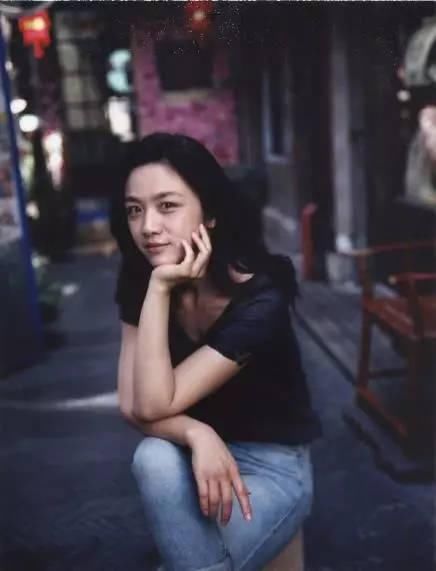 43岁的周迅与38岁的汤唯，越朴素越洒脱，气质淡然如同百合！