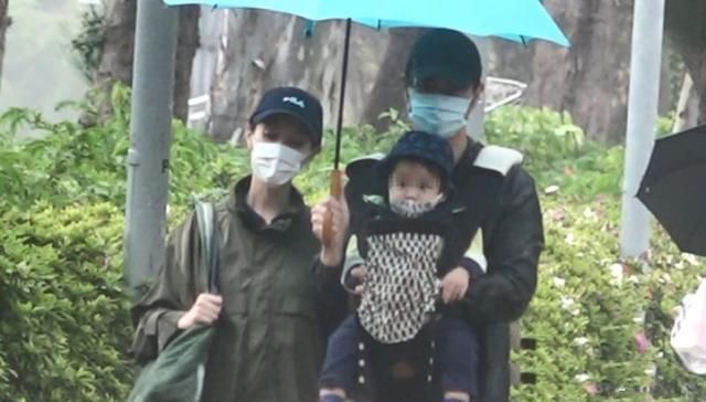  #郑嘉颖#郑嘉颖抱娃带妻去逛街，儿子Rafael萌态十足，发现被跟拍面露不悦