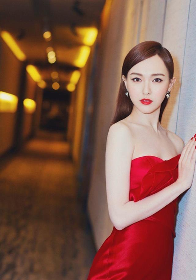 唐嫣的撩人身材照，图1优雅迷人，图6让我不舍得翻页