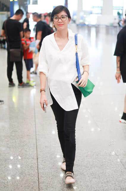 44岁贾静雯衬衣斜着扣就算了，领子还只有一边，网友：假不正经