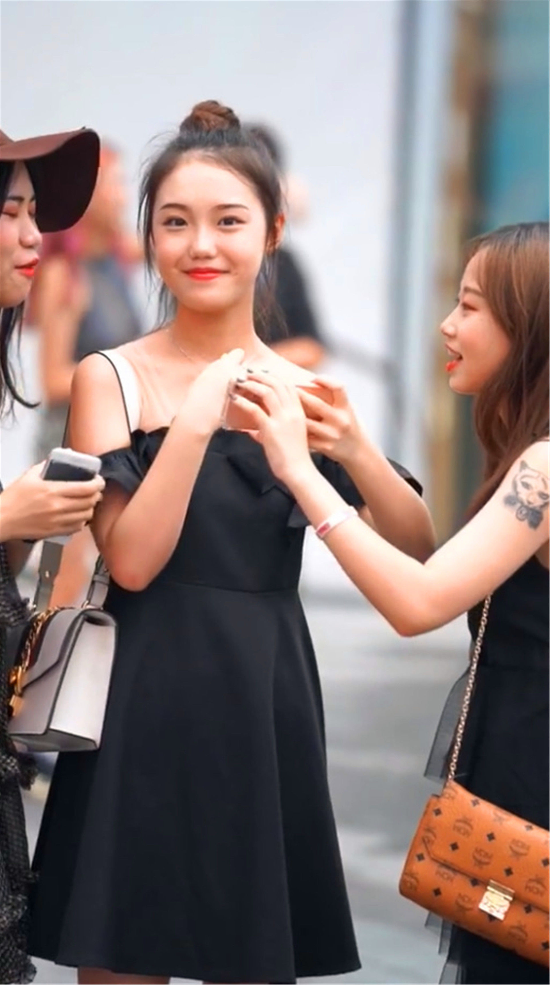 街拍:最后一位美女衣不遮体，和她一起逛街是种“折磨”!