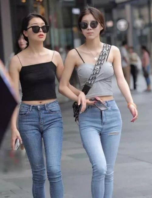  #笑嫣然#街拍：语笑嫣然的小姐姐，一件深蓝色衬衫配黑色短裙，时尚魅力范