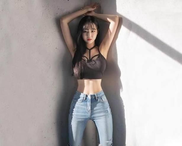 格外靓丽的牛仔裤女神，尽显曼妙多姿的美感，真让人着迷!