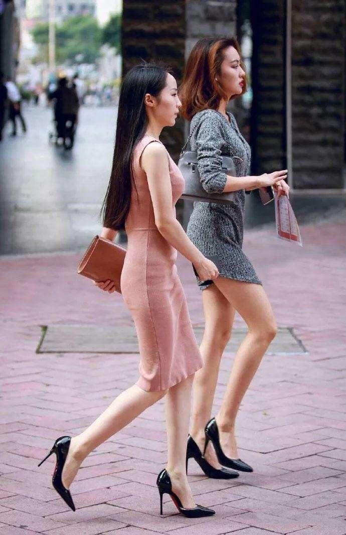 气质优雅的裸色连衣裙苗条小姐姐，身材很好高跟鞋真亮