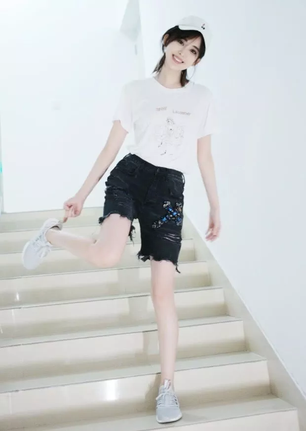 世界上怎么有古力娜扎这样的人，T恤＋短裤也能美上天，厉害了！