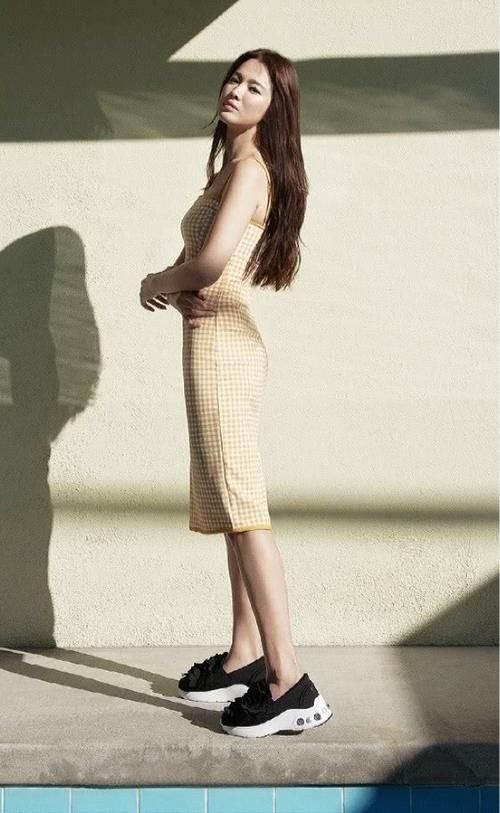 不少@宋慧乔拍夏日写真大片，秀长腿少女感十足，38岁的她美腻了