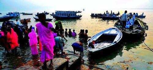 奇葩印度:男女老少在飘满垃圾的恒河里混浴,还用木棍刷牙