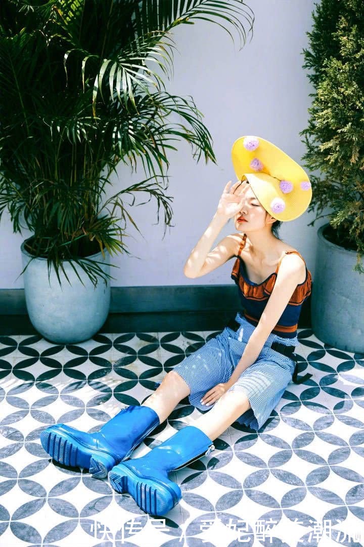 徐璐穿超短裤去机场，暴露了一双惊艳长腿，当看到她的脸我呆了！