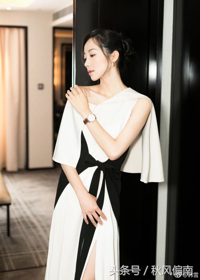 韩雪黑白相间长裙皮肤白皙，优雅高贵女神气质浓