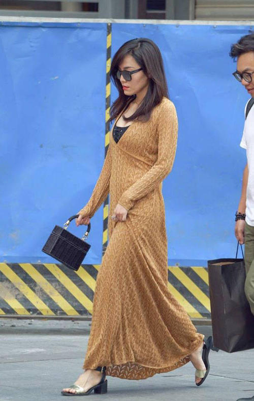 成熟少妇穿蕾丝贴身裙勾勒傲人上围曲线，浑圆饱满的弧度很有韵味