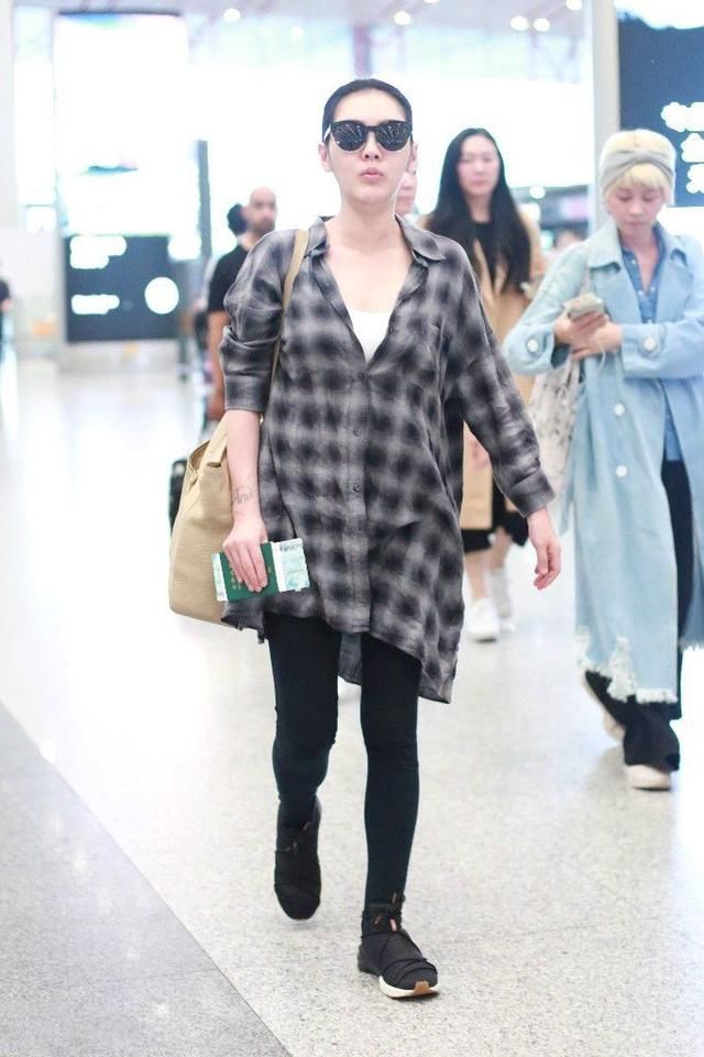 小s好像吃了防腐剂，这身材回到学生时代！