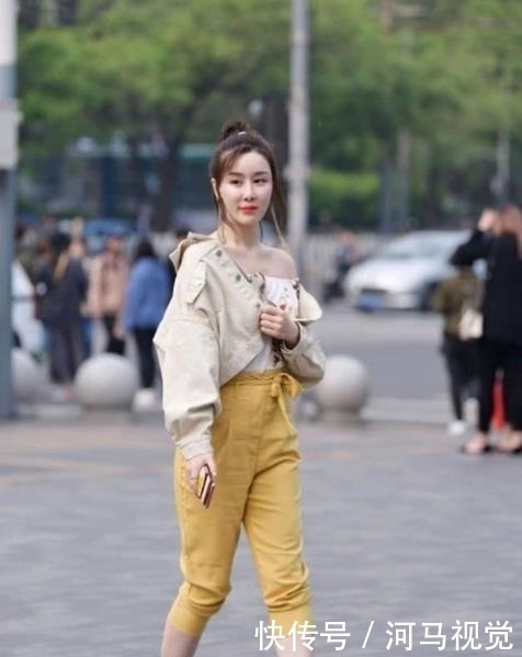 #绝配#街拍:上班族小姐姐穿上黑色高跟凉鞋,和黑丝绝配!