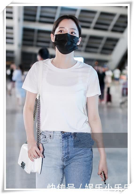 佟丽娅不得了！33岁穿T恤比欧阳娜娜还年轻，网友：这嫩扮的我服