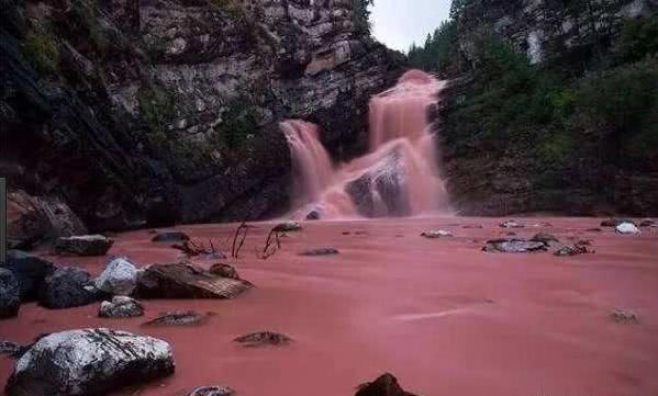 一条瀑布一个湖，居然都是粉色的！这两个地方满满的少女心！