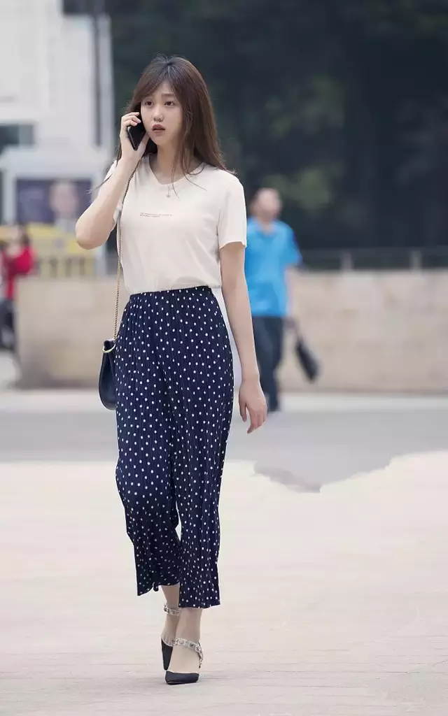 路人街拍，印花连衣裙这样搭很时尚，而且具有女神范