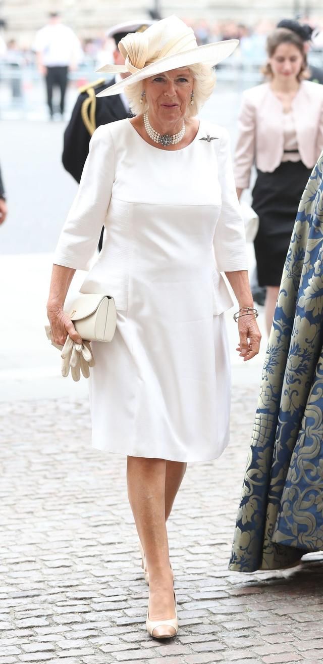 梅根王妃新婚一个月黑乌鸦着装力压彩虹女王，夏洛特公主鬼脸解围