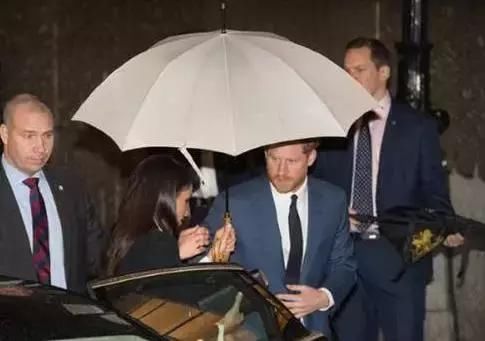各国王妃在下雨天，凯特不顾威廉只管自己，雨中丹麦王妃很惊艳!