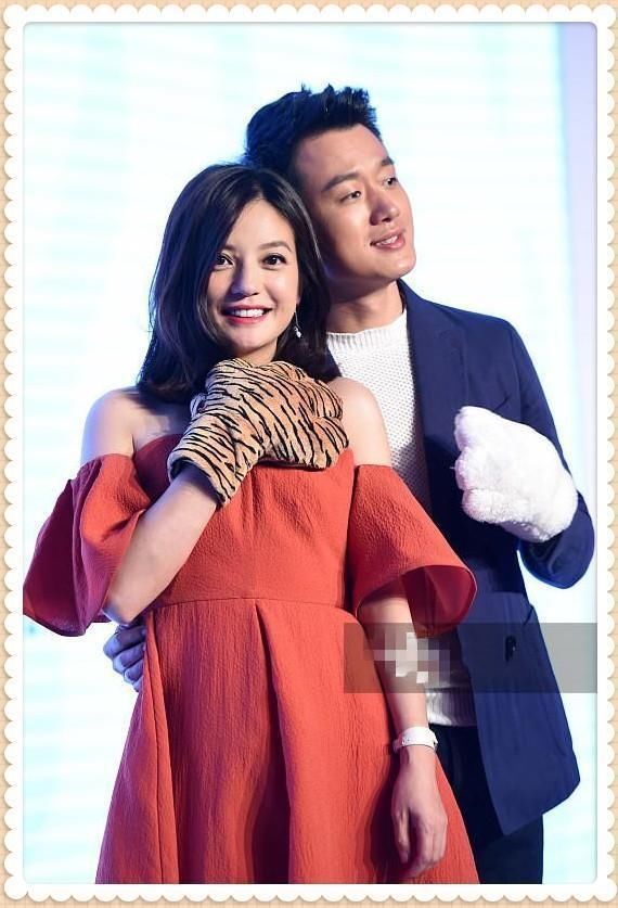 李湘42岁，赵薇也42岁，二人同穿红色露肩裙，差距竟如此尴尬？