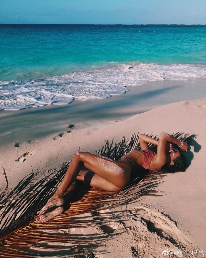 沙滩美女，在阳光下沐浴，凹凸有致!