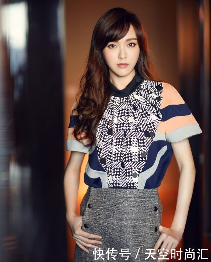 唐嫣为时尚拼了，“餐布”缝在身上很高端，太瘦了穿啥都一个样！