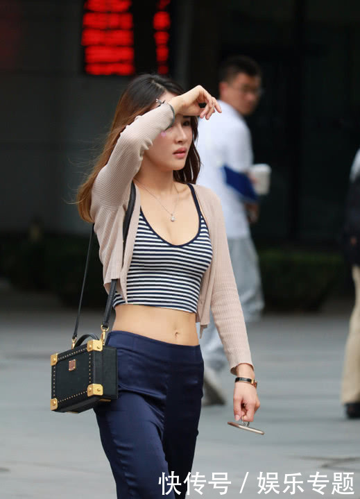 爱运动的小姐姐，拥有令人羡慕的曲线，一步三回头小哥哥无人取笑