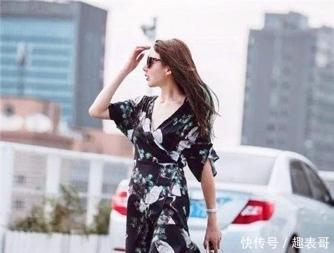 # 身穿#身穿黑色蕾丝,实在甜美,街拍:高颜值的小美女
