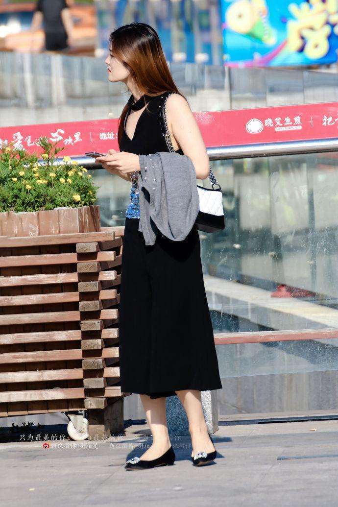 街拍: 紧身裤穿着清新脱俗, 图3小姐姐穿出了“梨形”身材!