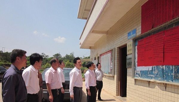  发展来说@村干部换届选举，遵循“3踢出2引进”原则，农民期待的