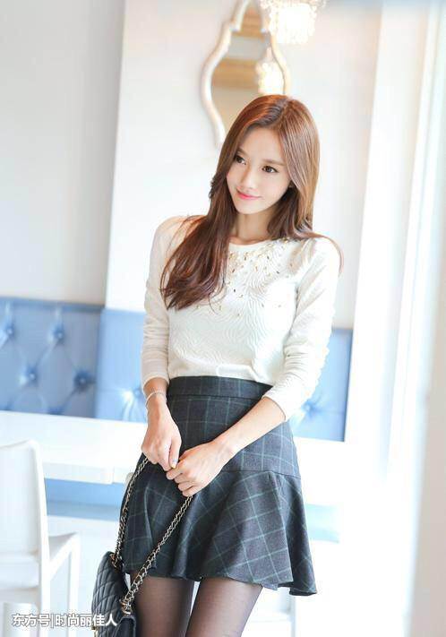 拼接连衣裙搭配性感黑丝袜，搭配什么都没有违和感，非常显瘦