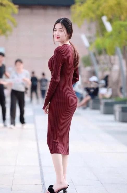 街拍:气质型身材微胖婀娜的小姐姐,穿着性感时尚很显身材!