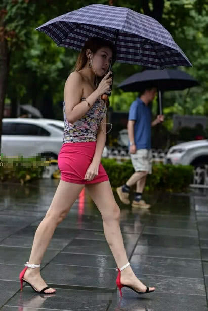 时尚小姐姐身材曼妙翘臀浑圆，雨水打湿了包臀裙让她很难受