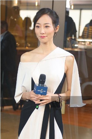 欧阳娜娜18岁穿露肩裙比35岁韩雪还女人，网友:太成熟了