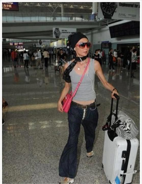 54岁张曼玉素颜现身，身材发福，却依然美得让人心动