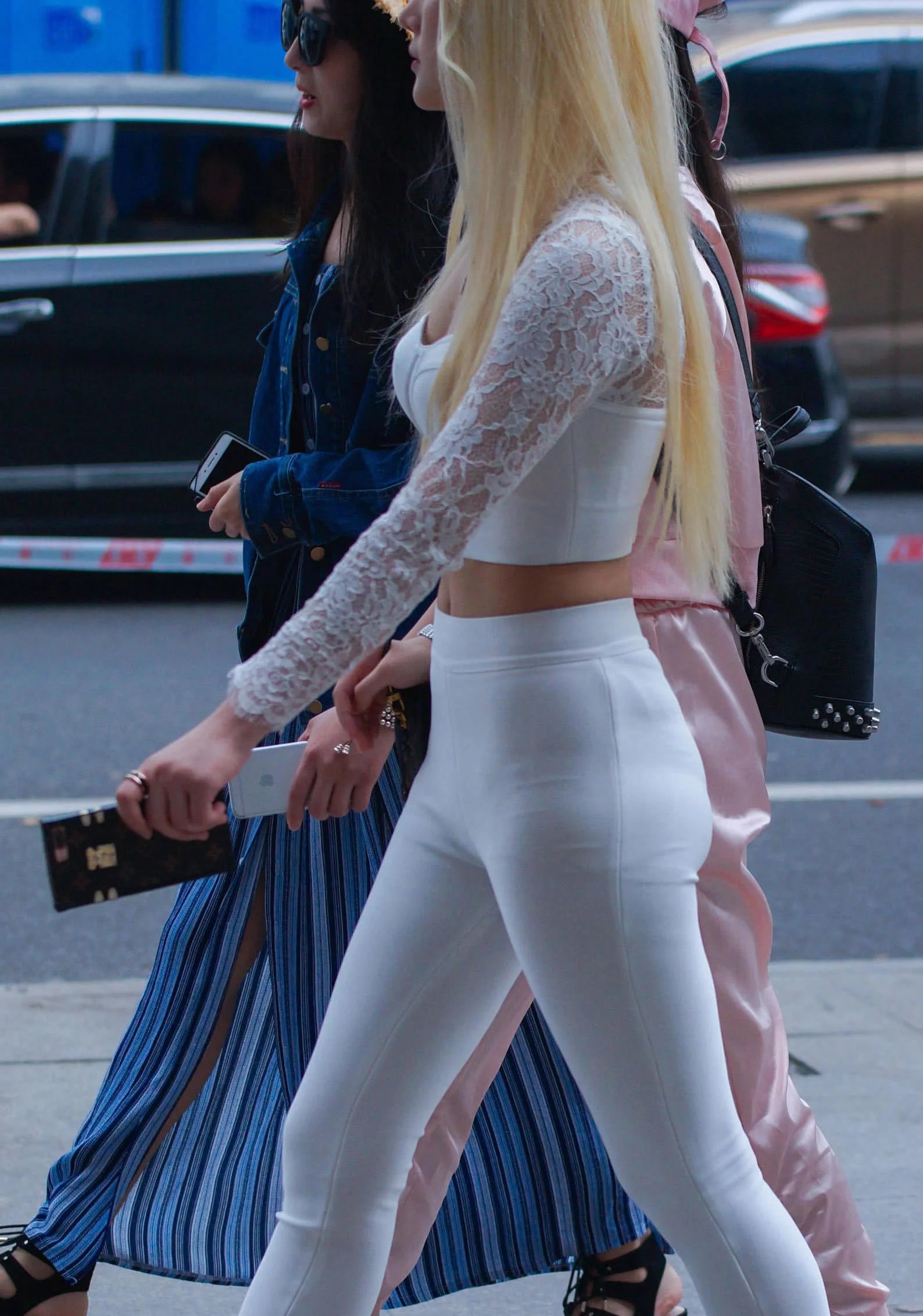 黄发时尚小姐姐白色紧身裤众享丝丝顺滑，臀部后的小拉链简直太实