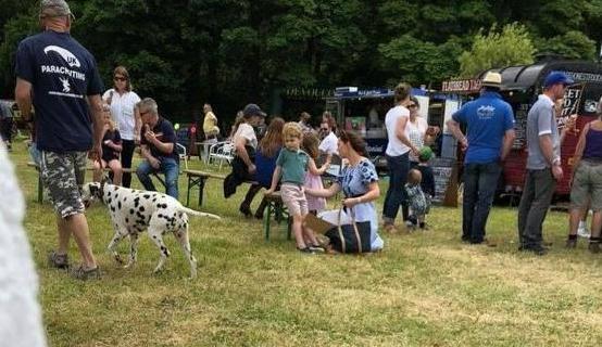 凯特王妃参加赛马会 一身裙子惹争议 网友: 贫穷已限制了我的想象