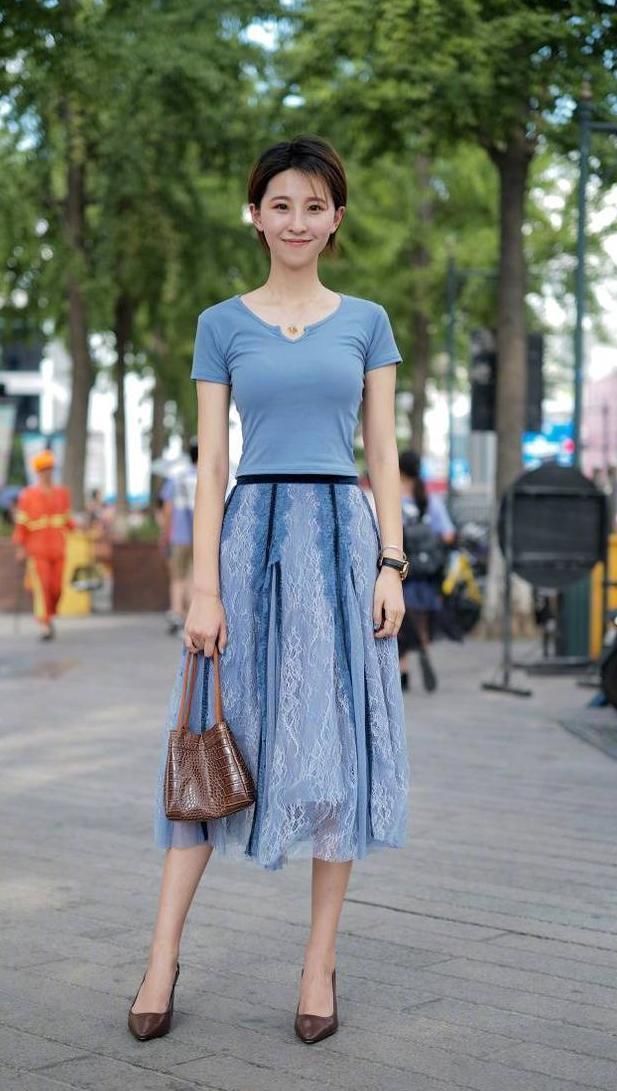 清凉一夏:街拍各色包臀裙美女，动人姿势不敢多看会产生“意想”